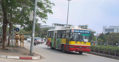 Hà Nội: Dừng toàn bộ hoạt động xe buýt đến 15/4, taxi phải hạ kính cửa