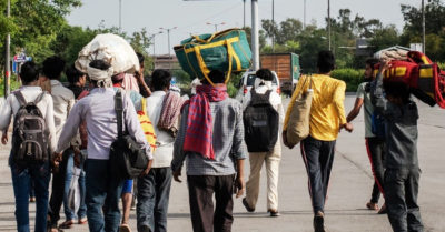 Ấn Độ phong tỏa, người dân đi bộ hàng trăm km về quê