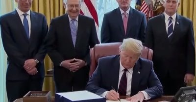 Tổng thống Trump ký luật cứu trợ kinh tế 2.200 tỷ USD