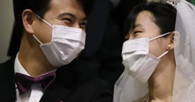 Cách tổ chức đám cưới trong đại dịch Covid-19, có nơi đóng gói thực phẩm đưa cho khách mang về