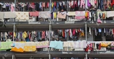 Bí quyết giặt đồ nhanh khô và đánh bay mùi ẩm mốc khi thời tiết mưa kéo dài