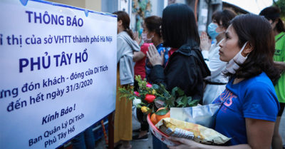 Hàng trăm người đi lễ ở phủ Tây Hồ giữa dịch Covid-19