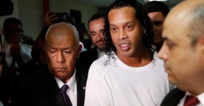 Ronaldinho tạm thoát cảnh ở tù nhờ nộp 1,6 triệu USD