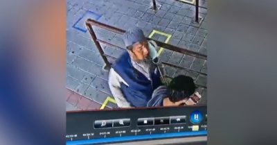 Người đàn ông bị nhiễm Covid-19 nhổ nước bọt vào hành khách khi mua vé xe lửa, sau đó chết ngay trên tàu