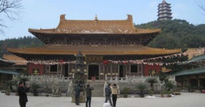 Ngôi đền hương hỏa thịnh vượng nhất Trung Quốc không thu vé, người ăn bận đồ quá ngắn bị cấm vào