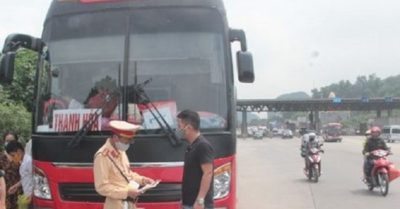 Xe 42 chỗ nhét 80 người giữa mùa dịch Covid-19