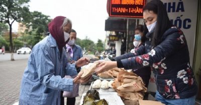 300 chiếc bánh ấm nóng trao tặng người nghèo trong ngày Hà Nội trở lạnh