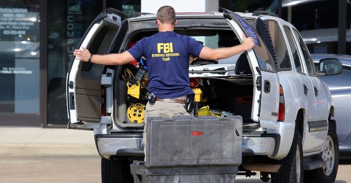 FBI băt tội phạm.