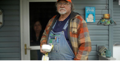 Mỹ: Cho đi 1 chiếc khẩu trang, người nông dân nhận lại bằng cử nhân danh dự