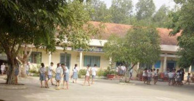 Cho rằng con bị phạt, phụ huynh xông vào lớp đánh cô giáo nhập viện