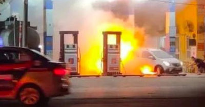 Hà Nội: Tài xế lùi xe trúng cột xăng, ô tô bốc cháy dữ dội