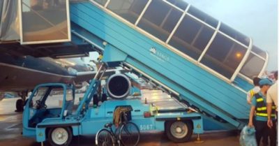 Hành khách tử vong ở Tân Sơn Nhất vì trượt chân tại thang xuống máy bay