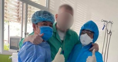 Bệnh nhân phi công người Anh đã đứng được và bắt đầu tập đi