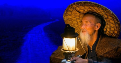 Người mù cầm đèn pin: Câu chuyện đơn giản khiến chúng ta suy nghĩ