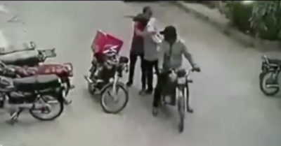 Hai tên cướp mủi lòng, trả lại đồ cho nạn nhân