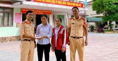 Hai nữ sinh giao nộp 50 triệu đồng tìm người đánh rơi