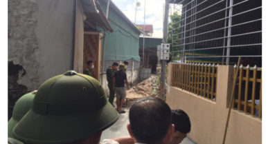 Điện giật chết 3 người khi treo bạt che nắng