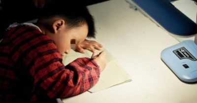 Giáo viên: ‘Mời phụ huynh của học sinh xếp cuối lớp phát biểu’