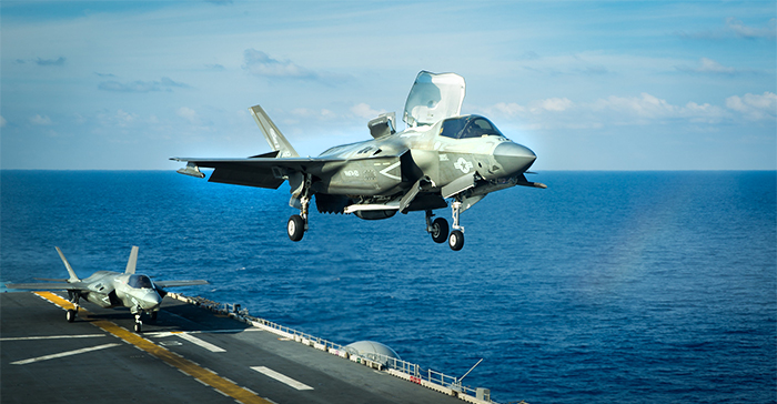 Một máy bay chiến đấu F-35B hạ cánh trên tàu USS America (LHA 6)