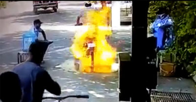 Ấn Độ: Lửa bùng lên khi xe máy được phun thuốc khử trùng