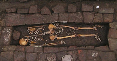Bộ hài cốt 1.300 năm tuổi: Bí ẩn lỗ khoan trên hộp sọ và hiện tượng sinh con trong quan tài