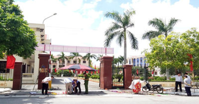 Treo băng rôn ở cổng huyện ủy Hải Dương: 3 người bị điện giật thương vong