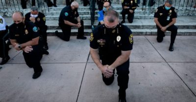 Cảnh sát ở New York quỳ gối, đồng cảm với người biểu tình