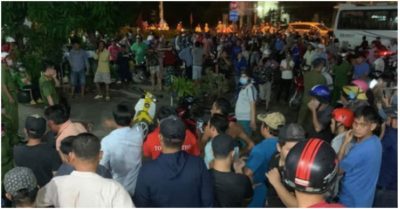 Người dân vây chặt 3 thanh niên sau khi nghe cô gái 16 tuổi hô ‘bị bắt cóc’