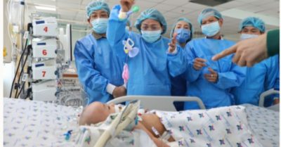 Bé Diệu Nhi tỉnh táo, có thể cử động phản hồi như cười