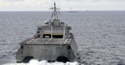 Chùm ảnh Hải quân Mỹ: Tàu Việt Nam và Trung Quốc ‘vờn’ nhau trên Biển Đông