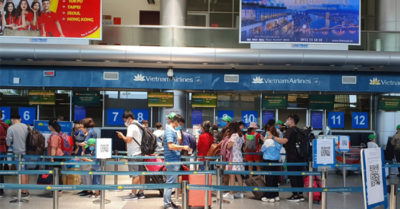 Trước giờ cách ly, du khách rời Đà Nẵng bằng đường bộ, nguy cơ lây trên cả nước gia tăng