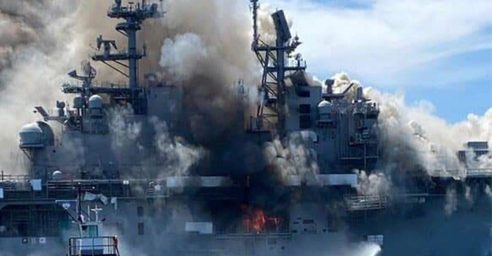 Hiện trường vụ cháy nổ tàu đổ bộ tấn công USS Bonhomme Richard.