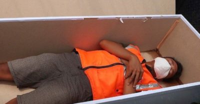 Không đeo khẩu trang, nam thanh niên bị phạt… nằm quan tài