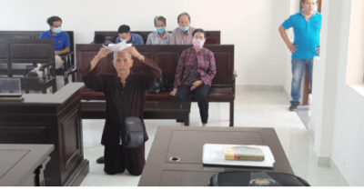 Cụ ông gần 80 tuổi quỳ giữa tòa xin xử vụ kiện dây dưa 20 năm
