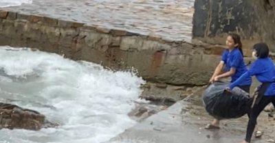 Clip ghi lại hành động nhân viên quán cà phê ở Vũng Tàu kéo bao rác ném xuống biển