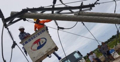 Cập nhật trưa 22/9: Hơn 400 cột điện bị gãy, Giám đốc điện lực Huế nói ‘dân nghi ngờ có lý’