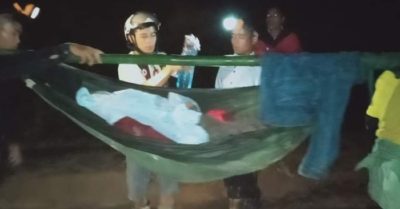 16 trai làng đi bộ xuyên đêm đưa cô gái đau bụng xuống trung tâm y tế huyện cấp cứu