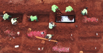 Indonesia: Người không đeo khẩu trang phải đào hố cho các nạn nhân COVID-19