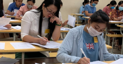 Học sinh lướt smartphone khi lên lớp, giáo viên bớt nhọc vì sổ sách?