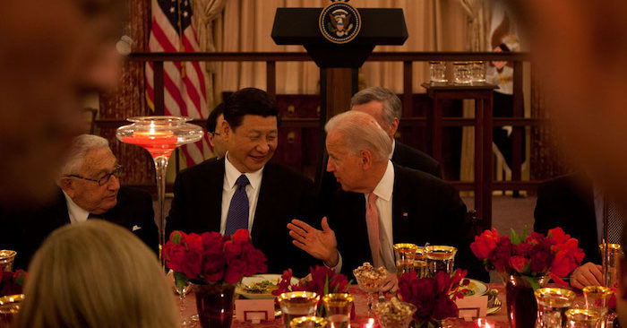 Kinh tế Trung Quốc... Phó Tổng thống Joe Biden trò chuyện với ông Tập Cận Bình (khi đó là Phó Chủ tịch Trung Quốc) và cựu Ngoại trưởng Henry Kissinger trong bữa tiệc trưa tại Bộ Ngoại giao Mỹ, thủ đô Washington, ngày 14/2/2012.