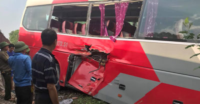 Vụ tàu hoả va chạm xe 45 chỗ đưa đón học sinh: Người dân nhắc sắp có tàu, tài xế vẫn đi qua