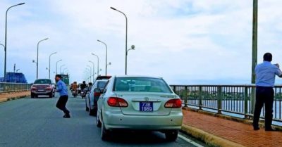 Tổng hợp trưa 30/9: Dân tố 4 xe biển xanh đỗ trên cầu Nhật Lệ 1; CSGT bụng to không được làm việc ngoài đường