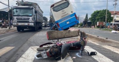 Xe khách ‘lùa’ hai xe máy rồi lao lên dải phân cách nằm vắt vẻo