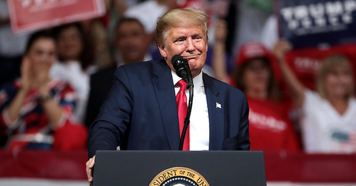 Chiến dịch tái tranh cử của Tổng thống Donald Trump bắt đầu từ ngày ông nhậm chức. Trong ảnh ,ông phát biểu tại một cuộc vận động cho chiến dịch tranh cử của ông ở Phoenix, Arizona, Mỹ, ngày 19/2/2020