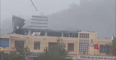 Video bão số 9 hất bay mái trường học, nhà dân