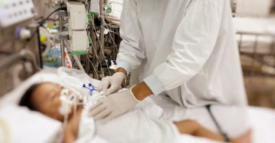 Đùa giỡn với chú chó Alaska, bé trai 2 tuổi bị cắn rách khí quản