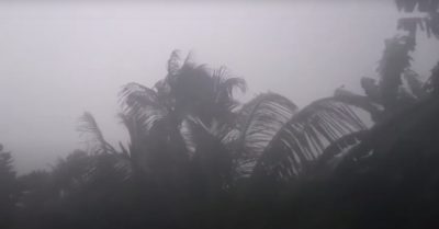 Bầu trời Bình Định xám xịt, gió gầm rít liên hồi trước lúc bão số 9 ập đến