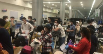 Video hành khách từ Hàn Quốc về vật vờ ở Tân Sơn Nhất vì không thống nhất giá khách sạn cách ly