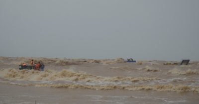 Tổng hợp trưa 10/10: Cưỡi sóng cứu người, 4 ngư dân lâm nạn; Lũ lớn miền Trung liên tiếp phá kỷ lục đáng buồn