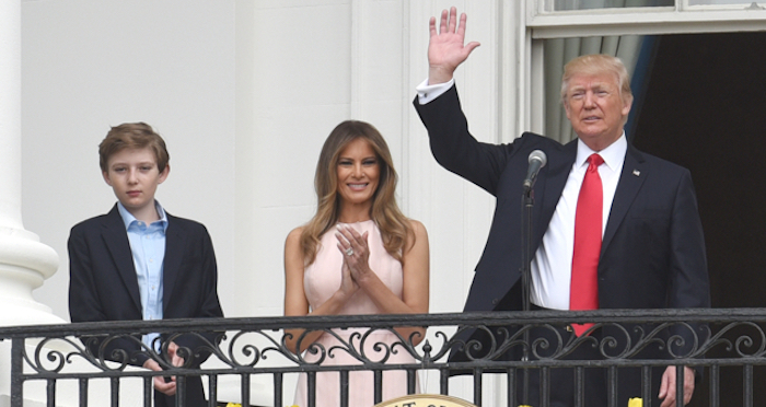 Tổng thống Donald Trump và Đệ nhất phu nhân Melania Trump tham gia Lễ cuộn Trứng Phục sinh trên Bãi cỏ phía Nam của Nhà Trắng, ngày 17/4/2017 (ảnh: Nhà Trắng).